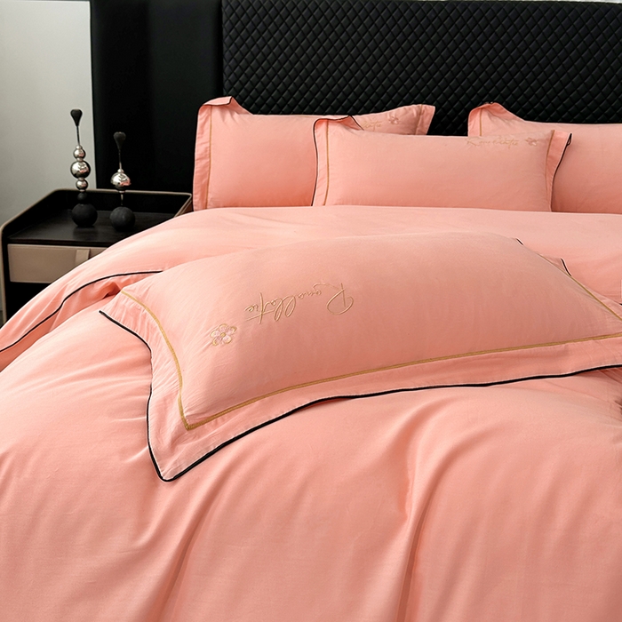 91家纺网 家纺一手货源 找家纺 宇彬家纺 2025新款13374全棉母婴级压线一字绣宽边枕套纯色刺绣四件套贡缎新疆长绒字母款-R款 R款-玉颜粉
