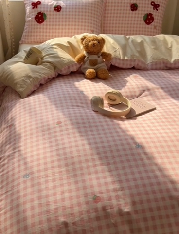 91家纺网 家纺一手货源 找家纺 澳梵家居 2025新款小清新全棉印花毛巾绣四件套 草莓星球