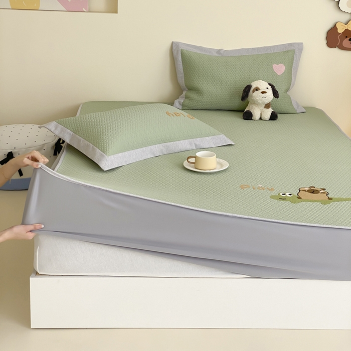 91家纺网 家纺一手货源 找家纺 由有家居 2025新款原创新品A类PE高凉感分子卡通毛巾绣豆豆凉席三件套 鳄鱼卡卡