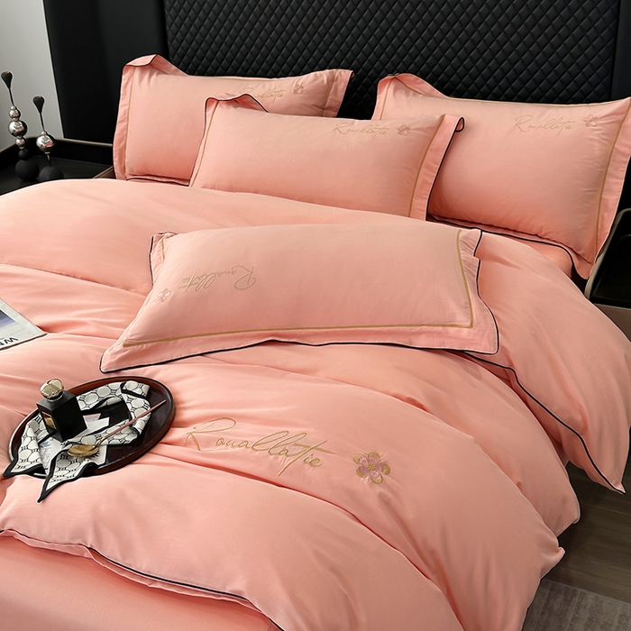 91家纺网 家纺一手货源 找家纺 宇彬家纺 2025新款13374全棉母婴级压线一字绣宽边枕套纯色刺绣四件套贡缎新疆长绒字母款-R款 R款-玉颜粉