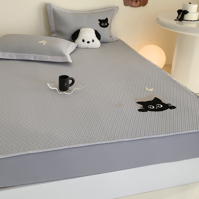 91家纺网 家纺一手货源 找家纺 由有家居 2025新款原创新品A类PE高凉感分子卡通毛巾绣豆豆凉席三件套 咖啡猫