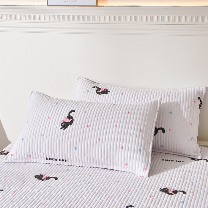 91家纺网 家纺一手货源 找家纺 床笠人家 2025新款亲肤双面磨毛夹棉床盖 粉猫咪