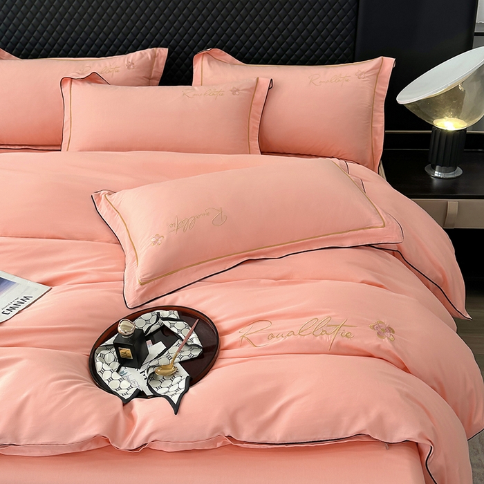 91家纺网 家纺一手货源 找家纺 宇彬家纺 2025新款13374全棉母婴级压线一字绣宽边枕套纯色刺绣四件套贡缎新疆长绒字母款-R款 R款-玉颜粉