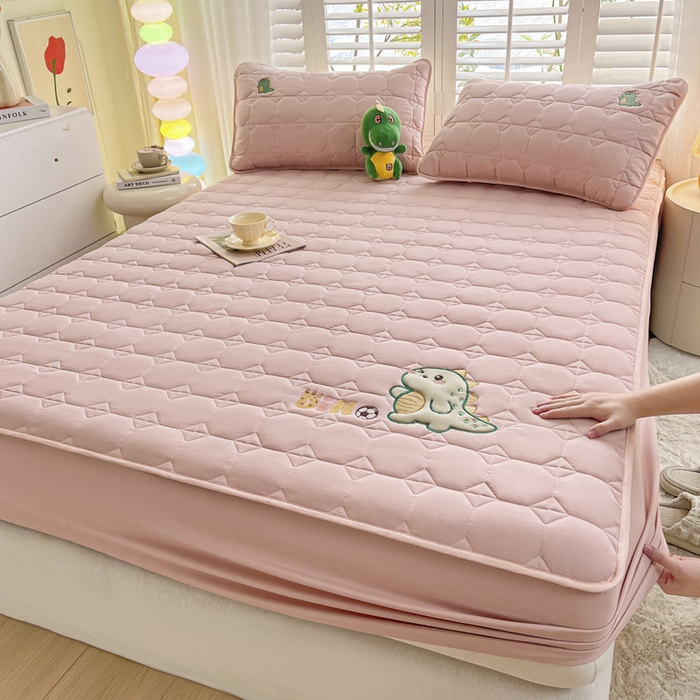 91家纺网 家纺一手货源 找家纺 万盛家纺 2025新款夹棉恐龙刺绣床笠 恐龙-方格 粉