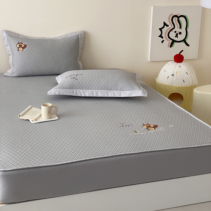 91家纺网 家纺一手货源 找家纺 由有家居 2025新款新品A类PE高凉感分子进口刺绣豆豆凉席三件套 巴拉宝宝