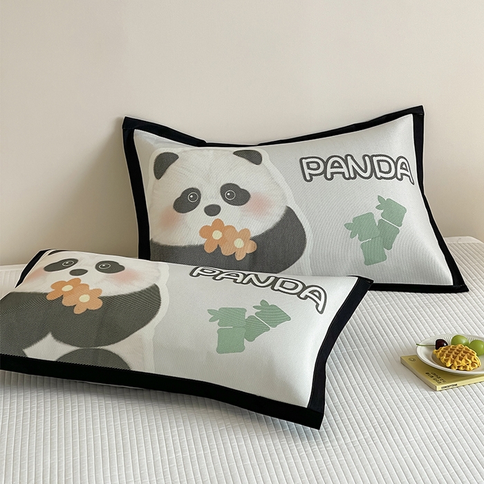 91家纺网 家纺一手货源 找家纺 安哆啦家纺 2025新款A类大版印花冰藤儿童幼儿园卡通萌宠系列凉席单枕套 小熊猫