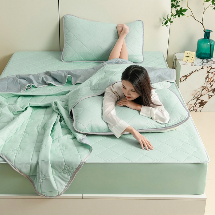91家纺网 家纺一手货源 找家纺 2025新款清凉舒适凉感丝夏被四件套 浅绿