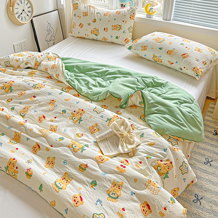 91家纺网 家纺一手货源 找家纺 玉海棠家纺 2025新款水洗皱皱纱印花夏被 被子被芯 吃饼干小熊