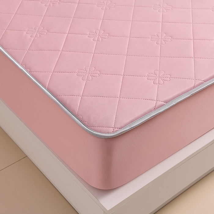 91家纺网 家纺一手货源 找家纺 2025新款清凉舒适凉感丝夏被四件套 樱桃粉