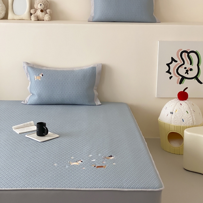 91家纺网 家纺一手货源 找家纺 由有家居 2025新款新品A类PE高凉感分子进口刺绣豆豆凉席三件套 汪汪聚会