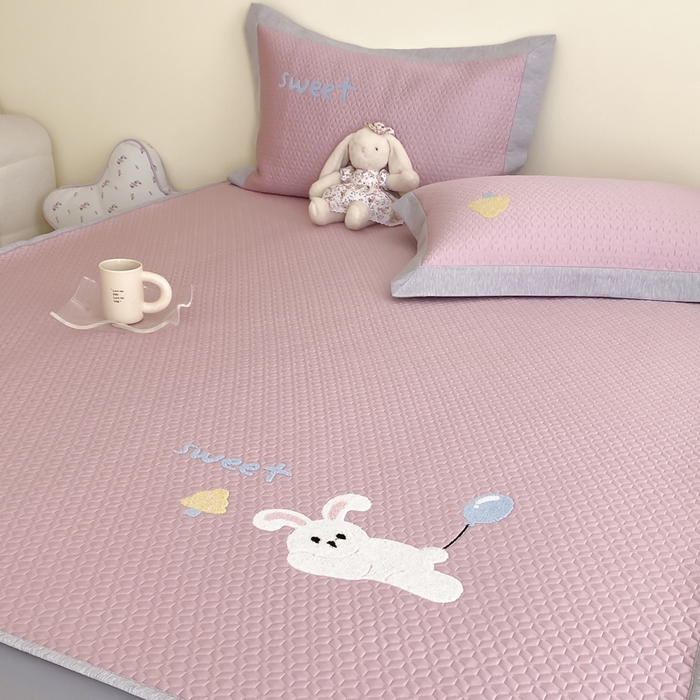 91家纺网 家纺一手货源 找家纺 由有家居 2025新款原创新品A类PE高凉感分子卡通毛巾绣豆豆凉席三件套 气球兔兔