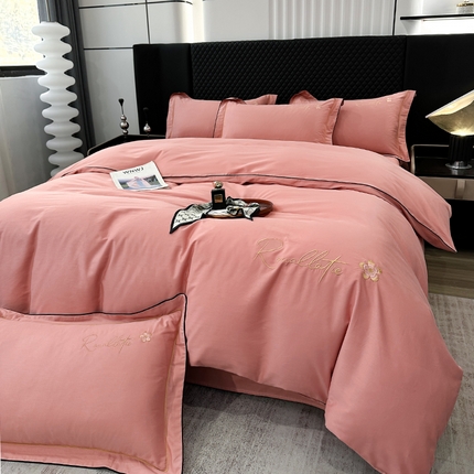 91家纺网 家纺一手货源 找家纺 宇彬家纺 2025新款13374全棉母婴级压线一字绣宽边枕套纯色刺绣四件套贡缎新疆长绒字母款-R款 R款-奶油粉