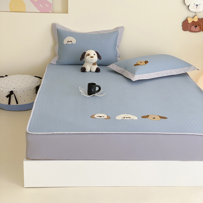 91家纺网 家纺一手货源 找家纺 由有家居 2025新款原创新品A类PE高凉感分子卡通毛巾绣豆豆凉席三件套 三个伙伴