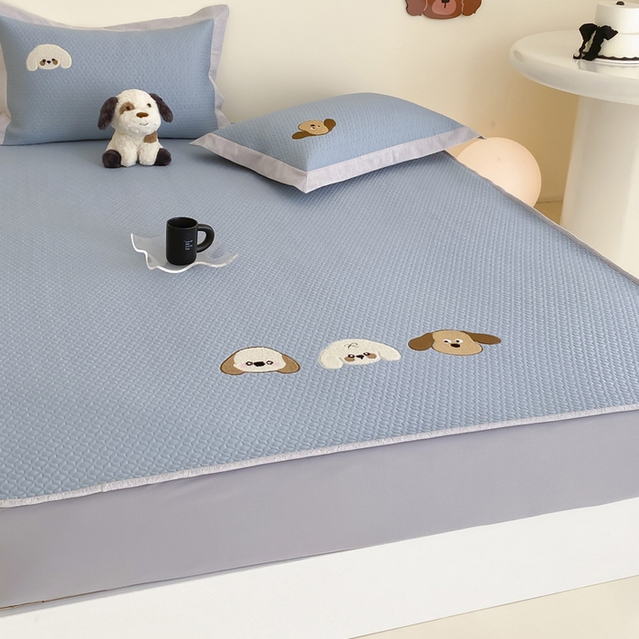 91家纺网 家纺一手货源 找家纺 由有家居 2025新款原创新品A类PE高凉感分子卡通毛巾绣豆豆凉席三件套 三个伙伴