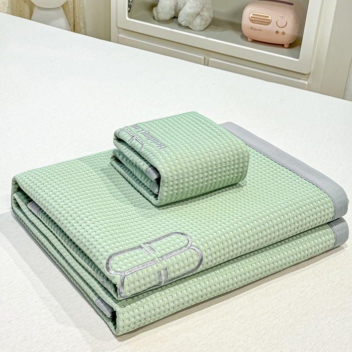 91家纺网 家纺一手货源 找家纺 德比尔斯  2025新款乙纶华夫格刺绣熊猫漫野冰豆豆凉席-漫野系列 果绿-床席款