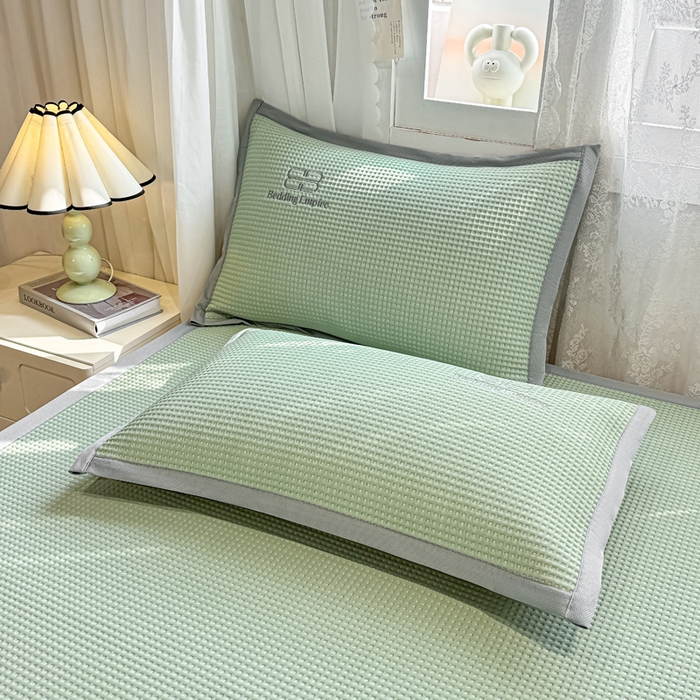 91家纺网 家纺一手货源 找家纺 德比尔斯  2025新款乙纶华夫格刺绣熊猫漫野冰豆豆凉席-漫野系列 果绿-床席款