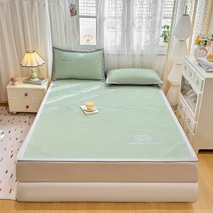 91家纺网 家纺一手货源 找家纺 德比尔斯  2025新款乙纶华夫格刺绣熊猫漫野冰豆豆凉席-漫野系列 果绿-床席款