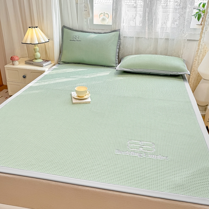 91家纺网 家纺一手货源 找家纺 德比尔斯  2025新款乙纶华夫格刺绣熊猫漫野冰豆豆凉席-漫野系列 果绿-床席款