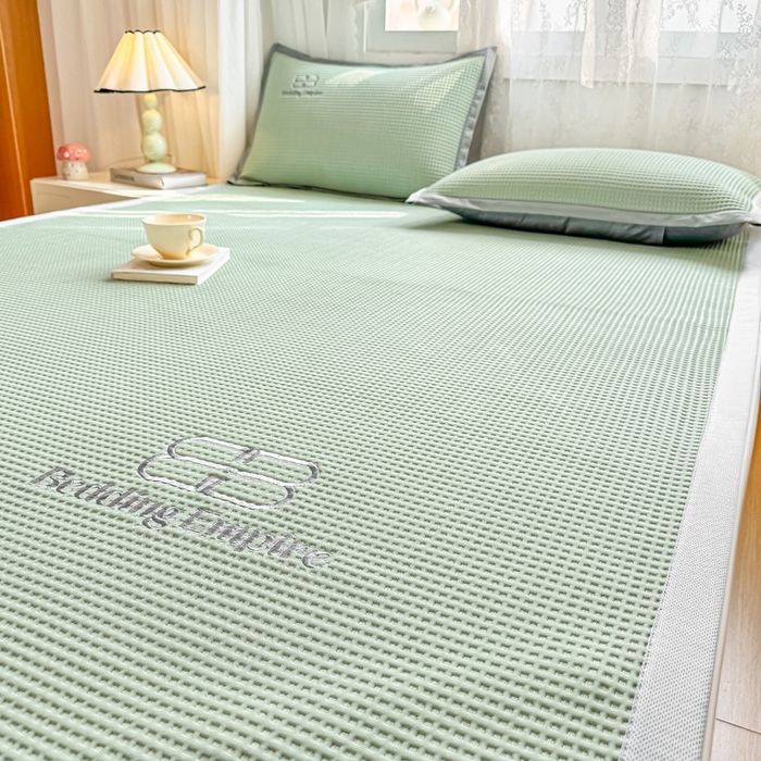 91家纺网 家纺一手货源 找家纺 德比尔斯  2025新款乙纶华夫格刺绣熊猫漫野冰豆豆凉席-漫野系列 果绿-床席款