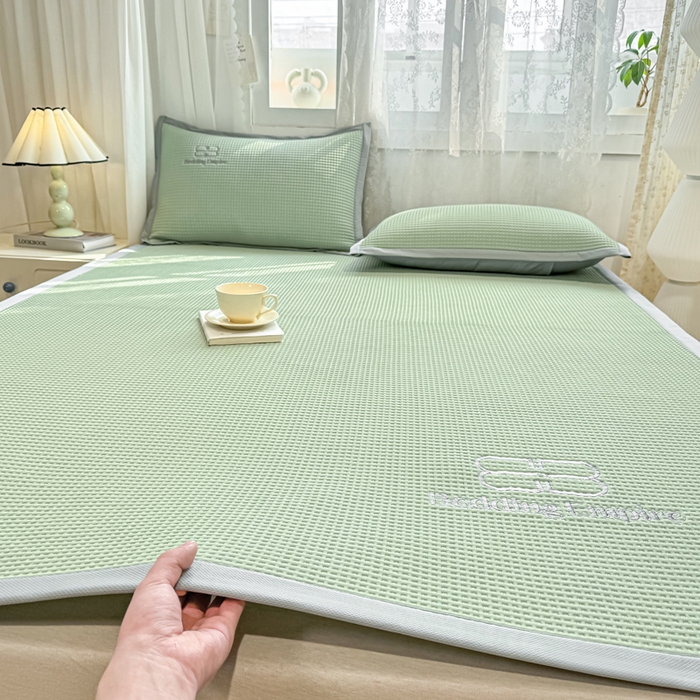 91家纺网 家纺一手货源 找家纺 德比尔斯  2025新款乙纶华夫格刺绣熊猫漫野冰豆豆凉席-漫野系列 果绿-床席款