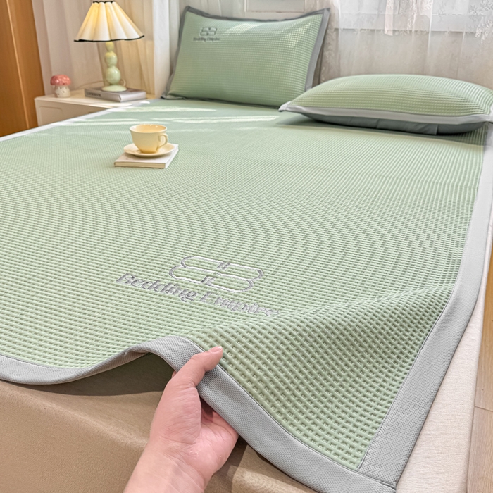 91家纺网 家纺一手货源 找家纺 德比尔斯  2025新款乙纶华夫格刺绣熊猫漫野冰豆豆凉席-漫野系列 果绿-床席款