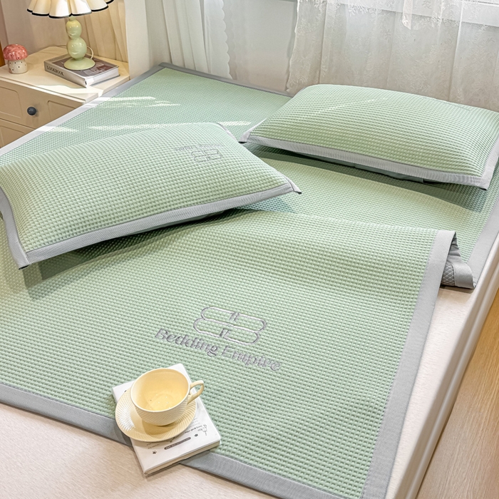 91家纺网 家纺一手货源 找家纺 德比尔斯  2025新款乙纶华夫格刺绣熊猫漫野冰豆豆凉席-漫野系列 果绿-床席款