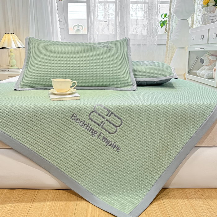 91家纺网 家纺一手货源 找家纺 德比尔斯  2025新款乙纶华夫格刺绣熊猫漫野冰豆豆凉席-漫野系列 果绿-床席款