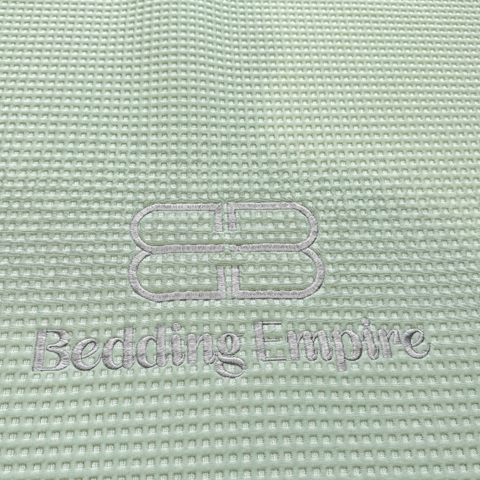 91家纺网 家纺一手货源 找家纺 德比尔斯  2025新款乙纶华夫格刺绣熊猫漫野冰豆豆凉席-漫野系列 果绿-床席款