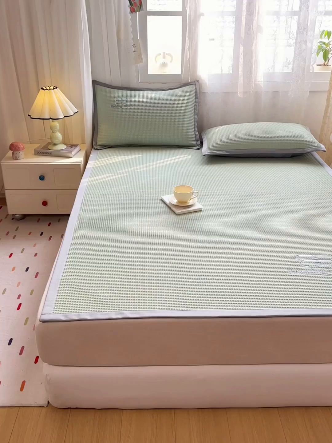 91家纺网 家纺一手货源 找家纺 德比尔斯  2025新款乙纶华夫格刺绣熊猫漫野冰豆豆凉席-漫野系列 果绿-床席款