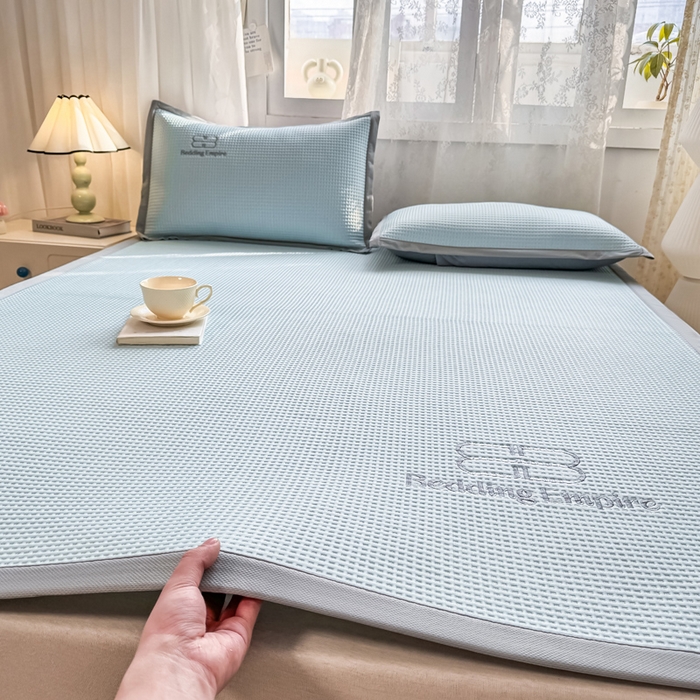 91家纺网 家纺一手货源 找家纺 德比尔斯  2025新款乙纶华夫格刺绣熊猫漫野冰豆豆凉席-漫野系列 天空蓝-床席款