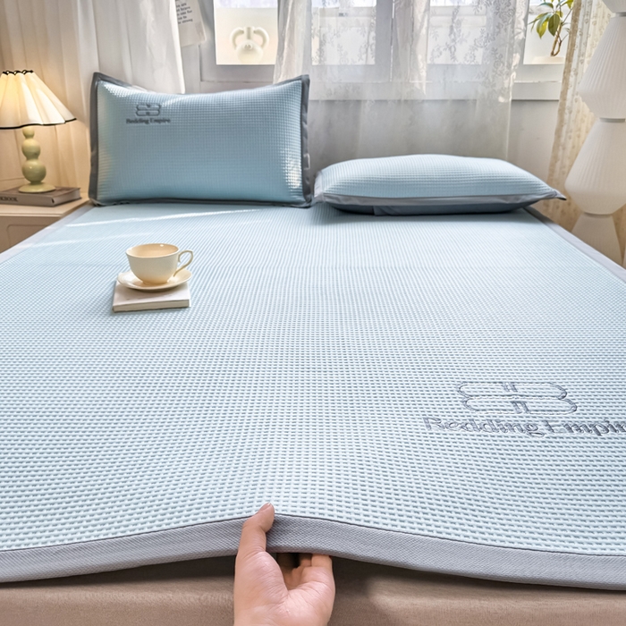 德比尔斯  2025新款乙纶华夫格刺绣熊猫漫野冰豆豆凉席-漫野系列 天空蓝-床席款