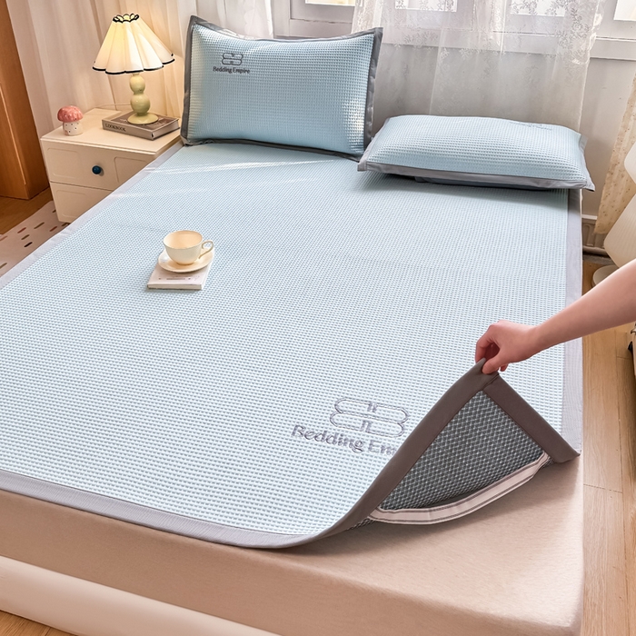 91家纺网 家纺一手货源 找家纺 德比尔斯  2025新款乙纶华夫格刺绣熊猫漫野冰豆豆凉席-漫野系列 天空蓝-床席款