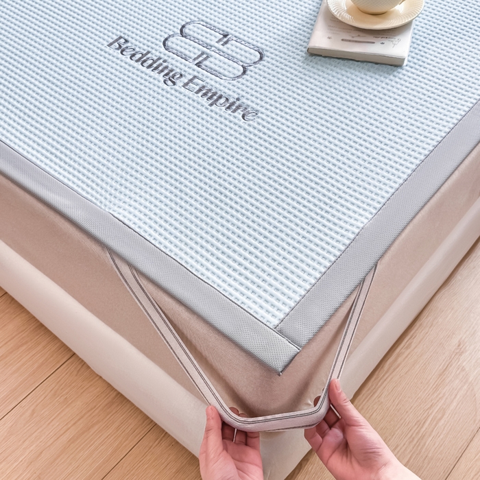 91家纺网 家纺一手货源 找家纺 德比尔斯  2025新款乙纶华夫格刺绣熊猫漫野冰豆豆凉席-漫野系列 天空蓝-床席款