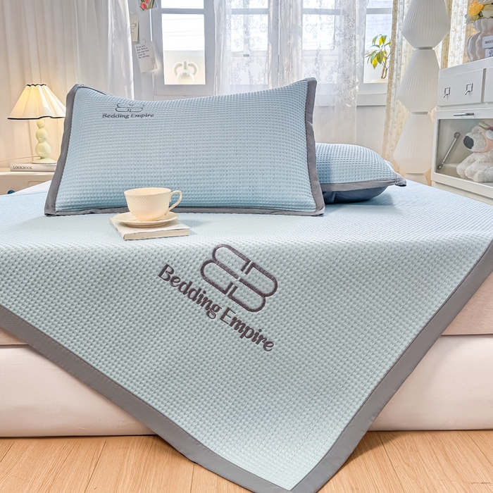 91家纺网 家纺一手货源 找家纺 德比尔斯  2025新款乙纶华夫格刺绣熊猫漫野冰豆豆凉席-漫野系列 天空蓝-床席款