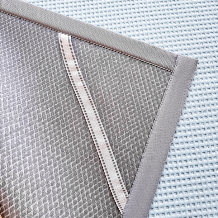 91家纺网 家纺一手货源 找家纺 德比尔斯  2025新款乙纶华夫格刺绣熊猫漫野冰豆豆凉席-漫野系列 天空蓝-床席款