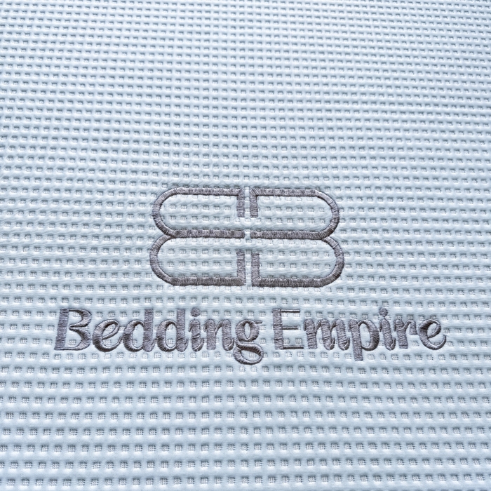 91家纺网 家纺一手货源 找家纺 德比尔斯  2025新款乙纶华夫格刺绣熊猫漫野冰豆豆凉席-漫野系列 天空蓝-床席款