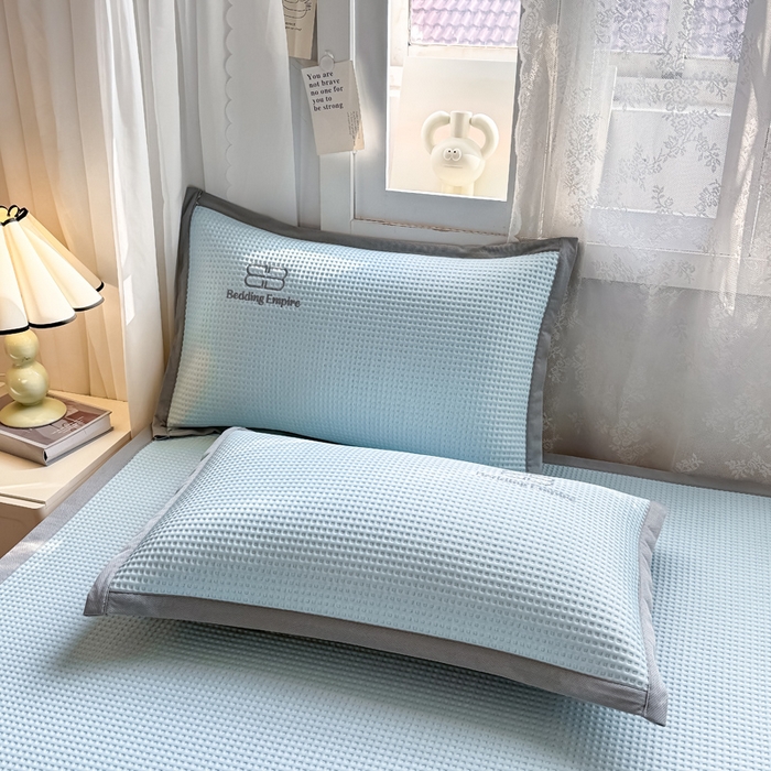 91家纺网 家纺一手货源 找家纺 德比尔斯  2025新款乙纶华夫格刺绣熊猫漫野冰豆豆凉席-漫野系列 天空蓝-床席款