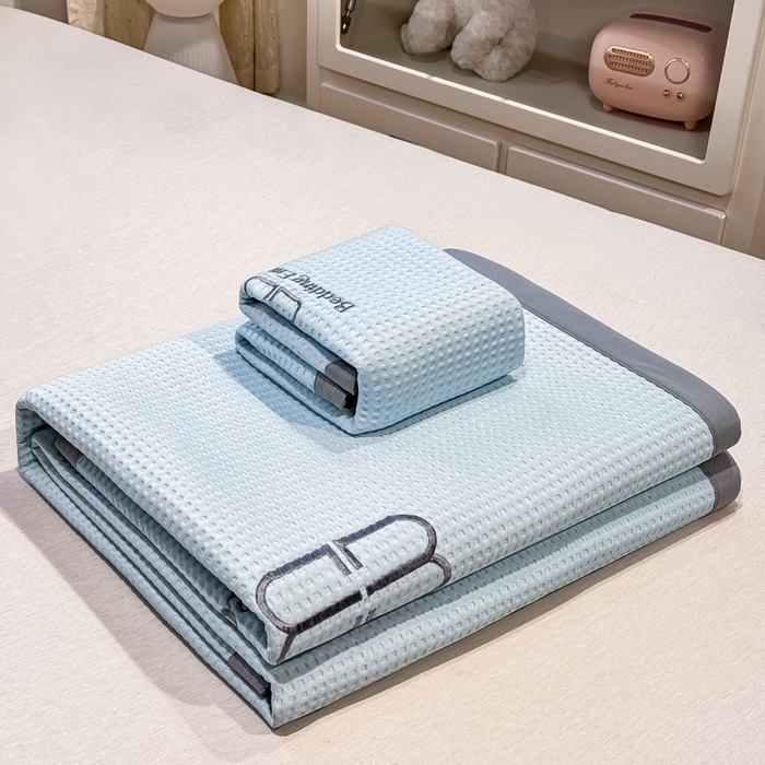 91家纺网 家纺一手货源 找家纺 德比尔斯  2025新款乙纶华夫格刺绣熊猫漫野冰豆豆凉席-漫野系列 天空蓝-床席款