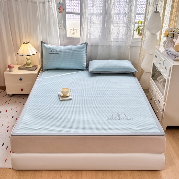 91家纺网 家纺一手货源 找家纺 德比尔斯  2025新款乙纶华夫格刺绣熊猫漫野冰豆豆凉席-漫野系列 天空蓝-床席款