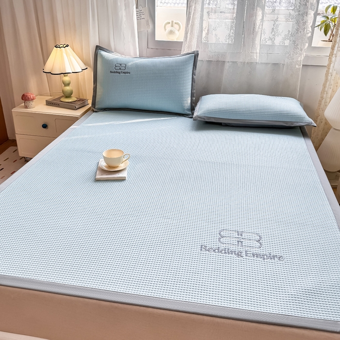 91家纺网 家纺一手货源 找家纺 德比尔斯  2025新款乙纶华夫格刺绣熊猫漫野冰豆豆凉席-漫野系列 天空蓝-床席款