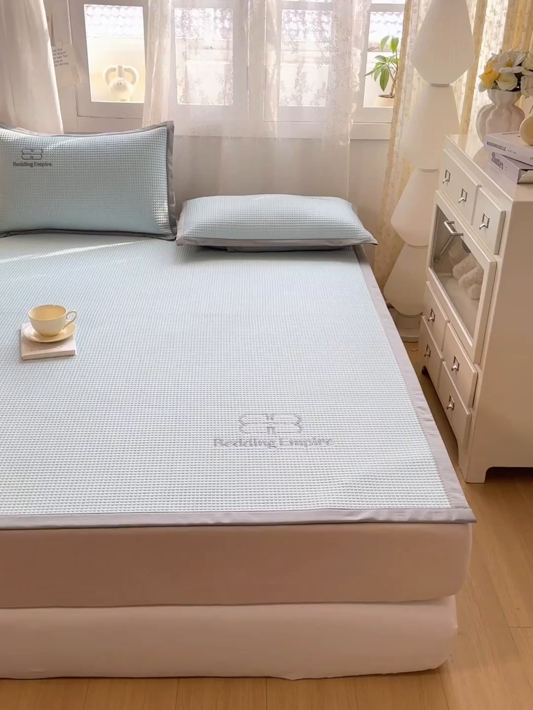 91家纺网 家纺一手货源 找家纺 德比尔斯  2025新款乙纶华夫格刺绣熊猫漫野冰豆豆凉席-漫野系列 天空蓝-床席款