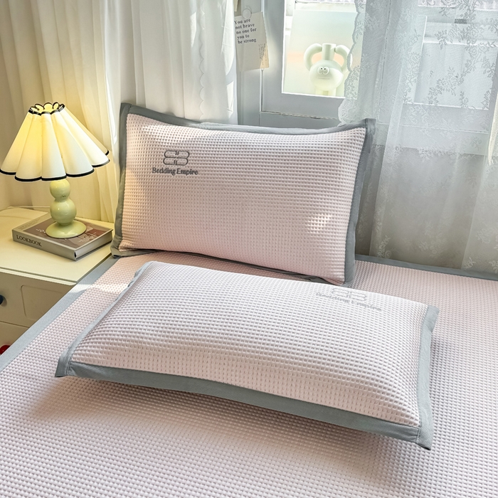 91家纺网 家纺一手货源 找家纺 德比尔斯  2025新款乙纶华夫格刺绣熊猫漫野冰豆豆凉席-漫野系列 樱花粉-床席款