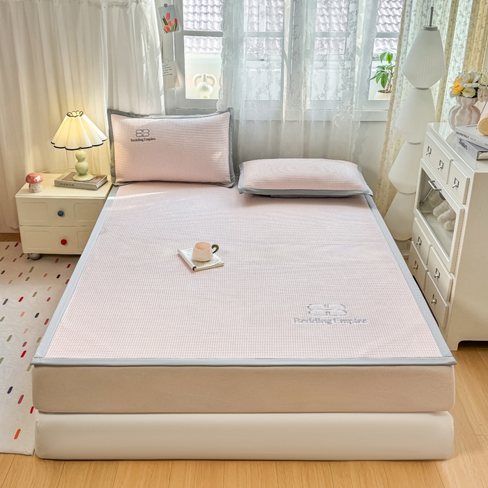 91家纺网 家纺一手货源 找家纺 德比尔斯  2025新款乙纶华夫格刺绣熊猫漫野冰豆豆凉席-漫野系列 樱花粉-床席款