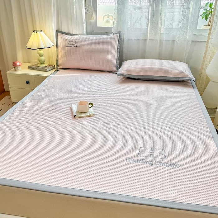 91家纺网 家纺一手货源 找家纺 德比尔斯  2025新款乙纶华夫格刺绣熊猫漫野冰豆豆凉席-漫野系列 樱花粉-床席款