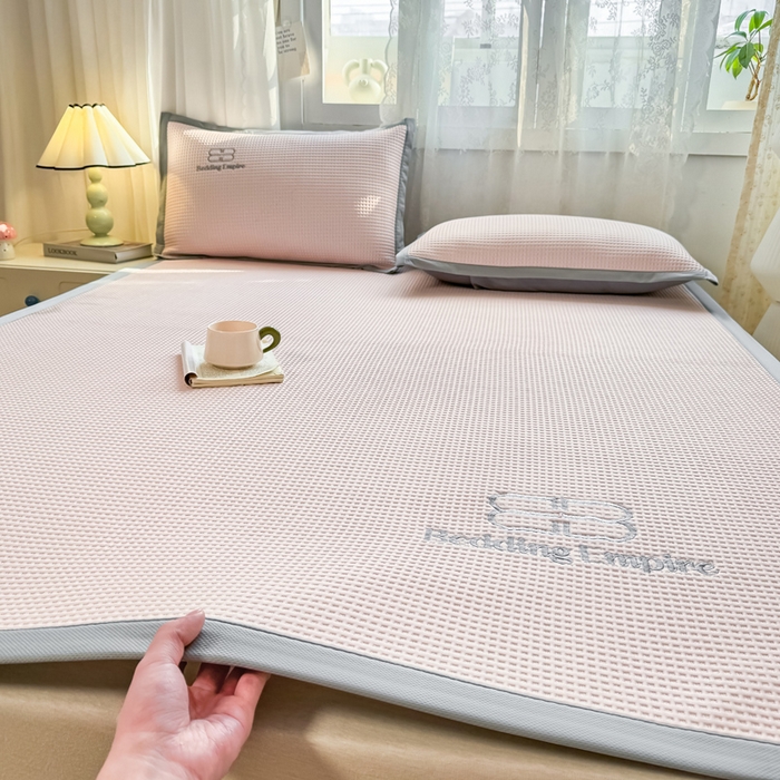 91家纺网 家纺一手货源 找家纺 德比尔斯  2025新款乙纶华夫格刺绣熊猫漫野冰豆豆凉席-漫野系列 樱花粉-床席款