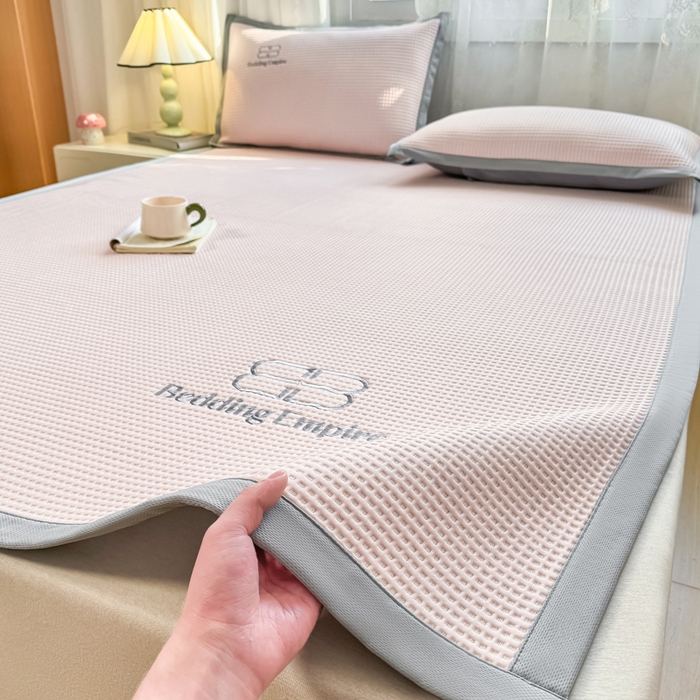 91家纺网 家纺一手货源 找家纺 德比尔斯  2025新款乙纶华夫格刺绣熊猫漫野冰豆豆凉席-漫野系列 樱花粉-床席款