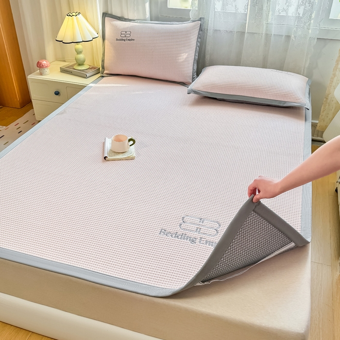 91家纺网 家纺一手货源 找家纺 德比尔斯  2025新款乙纶华夫格刺绣熊猫漫野冰豆豆凉席-漫野系列 樱花粉-床席款