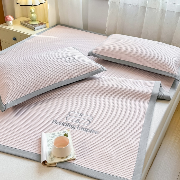 91家纺网 家纺一手货源 找家纺 德比尔斯  2025新款乙纶华夫格刺绣熊猫漫野冰豆豆凉席-漫野系列 樱花粉-床席款