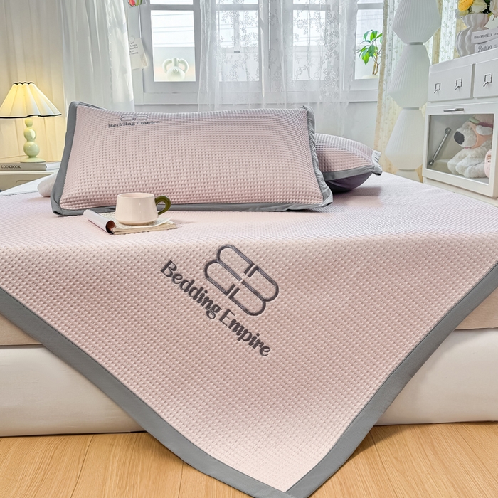 91家纺网 家纺一手货源 找家纺 德比尔斯  2025新款乙纶华夫格刺绣熊猫漫野冰豆豆凉席-漫野系列 樱花粉-床席款