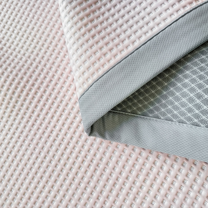 91家纺网 家纺一手货源 找家纺 德比尔斯  2025新款乙纶华夫格刺绣熊猫漫野冰豆豆凉席-漫野系列 樱花粉-床席款